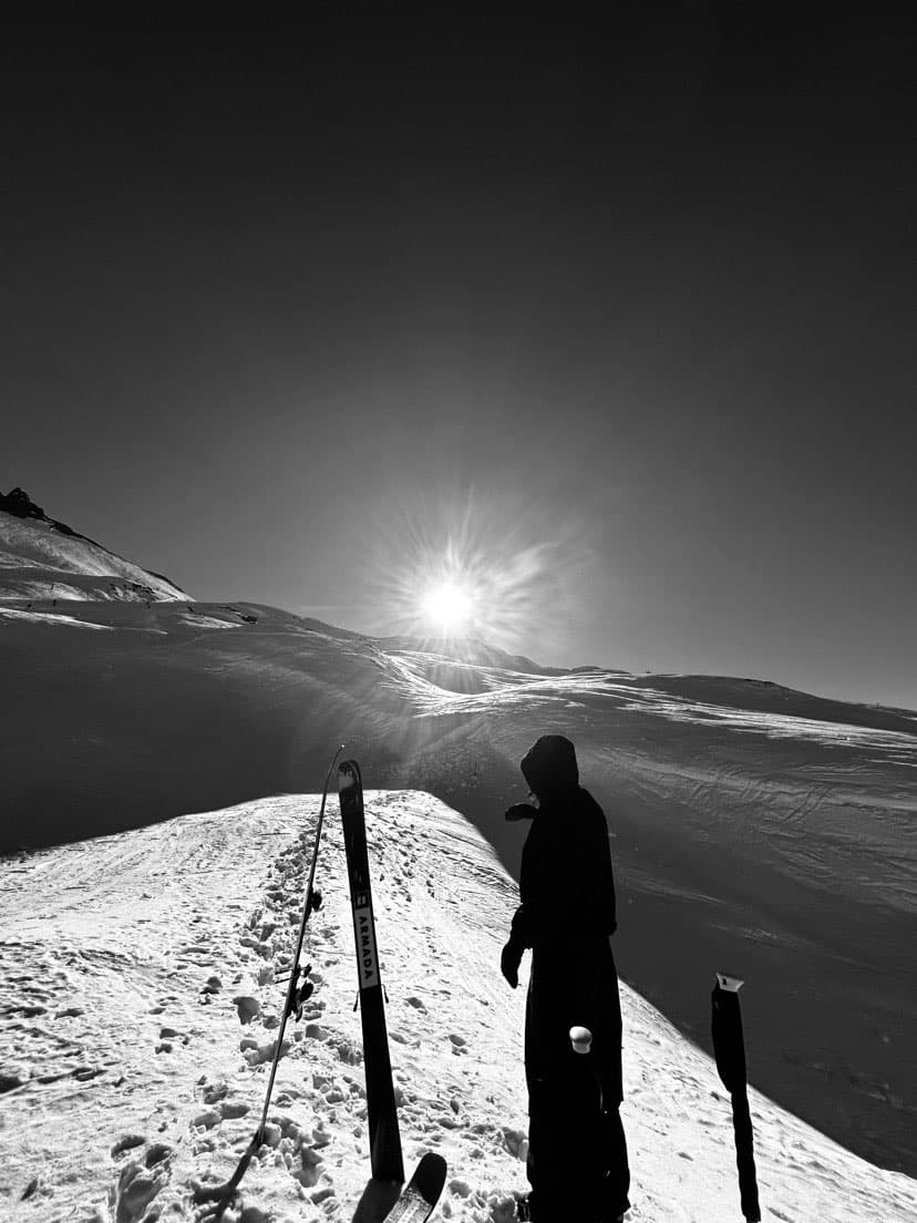 Rider au lever du soleil en montagne